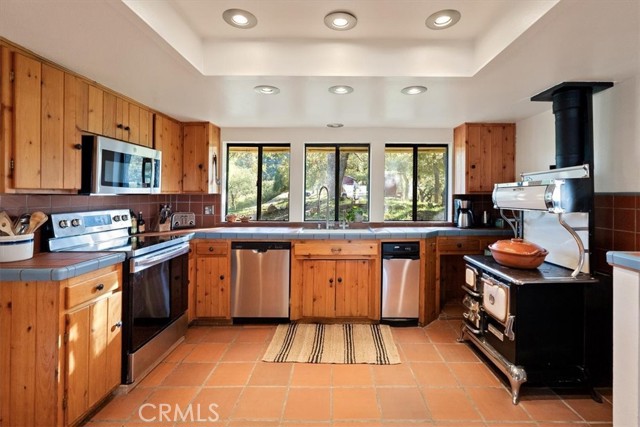 Detail Gallery Image 6 of 62 For 7975 Nacimiento Lake Dr, Paso Robles,  CA 93446 - 6 Beds | 3/1 Baths