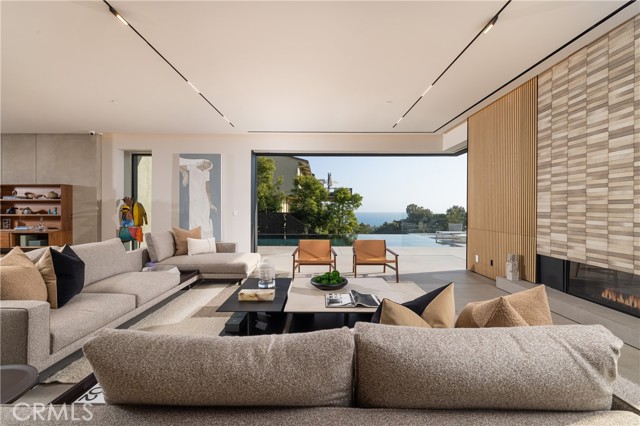 1000 Oriole Drive, Laguna Beach CA: https://media.crmls.org/medias/dd3b6b15-3cec-4422-a889-2c0be39b51ba.jpg