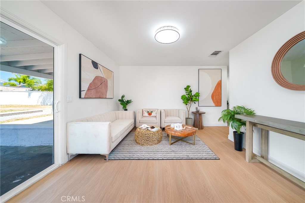 https://media.crmls.org/medias/dd3caa5b-2c1e-4d75-92c4-13b3e5a767a3.jpg?preset=X-Large