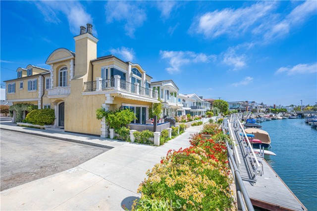 59 Rivo Alto Canal, Long Beach CA: https://media.crmls.org/medias/dd3d1a45-bdd2-4427-b344-f667910ea801.jpg