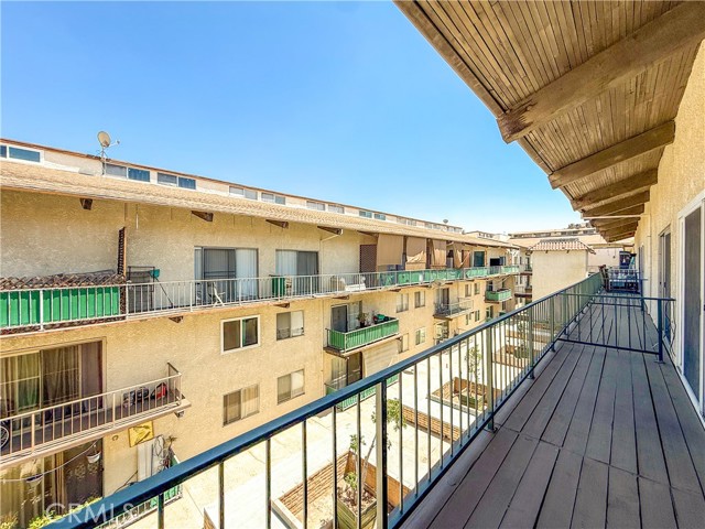 Detail Gallery Image 16 of 25 For 5460 White Oak Ave #C338,  Encino,  CA 91316 - 1 Beds | 1 Baths