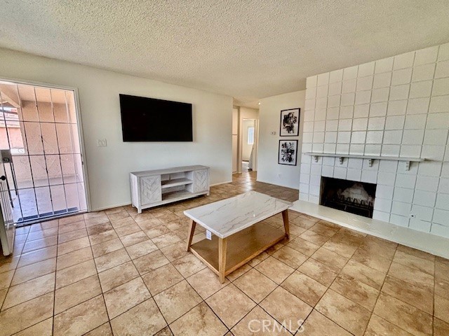 Detail Gallery Image 5 of 21 For 17102 Emerald, Huntington Beach,  CA 92647 - 3 Beds | 2 Baths