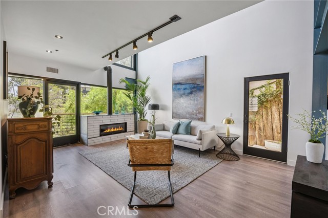 686 Diamond Street, Laguna Beach CA: https://media.crmls.org/medias/dd412776-4dc3-4752-ac76-57b43df00a69.jpg