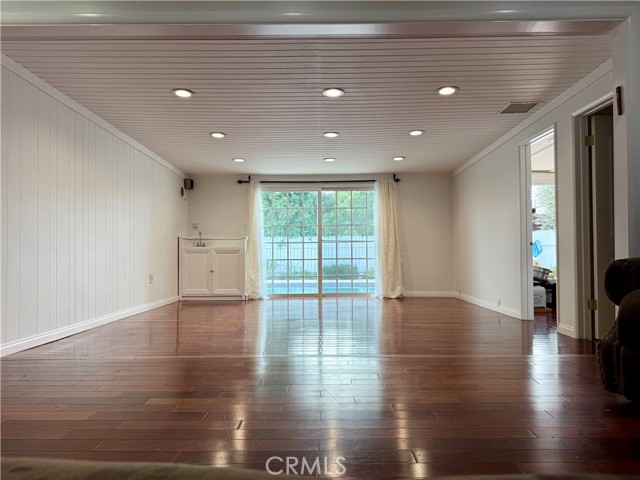 Detail Gallery Image 9 of 18 For 5517 Woodman Ave., Sherman Oaks,  CA 91401 - 4 Beds | 3 Baths