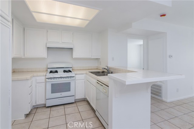 Detail Gallery Image 7 of 21 For 20235 Keswick St #102,  Winnetka,  CA 91306 - 2 Beds | 2 Baths