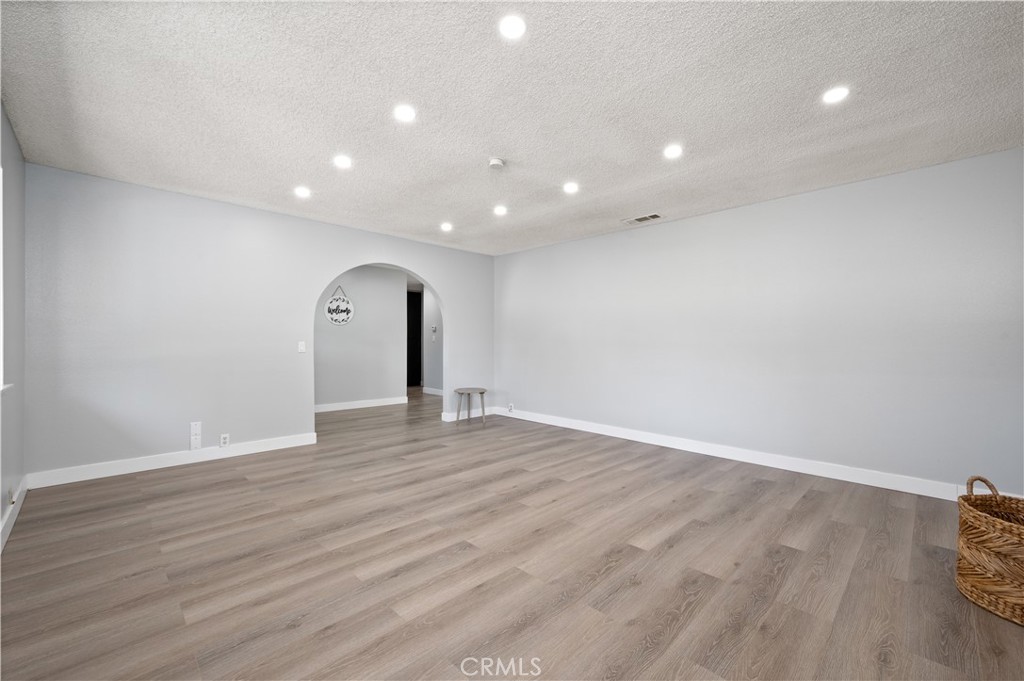 https://media.crmls.org/medias/dd4bb6ce-7edc-4a87-91dd-bca5f52cbb45.jpg?preset=X-Large