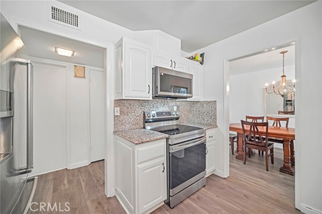 Detail Gallery Image 7 of 21 For 9950 Reseda Bld #7,  Northridge,  CA 91324 - 3 Beds | 2/1 Baths