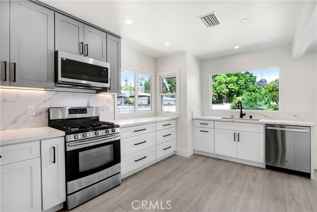 Detail Gallery Image 9 of 29 For 4061 Maplewood Pl, Riverside,  CA 92506 - 3 Beds | 2 Baths