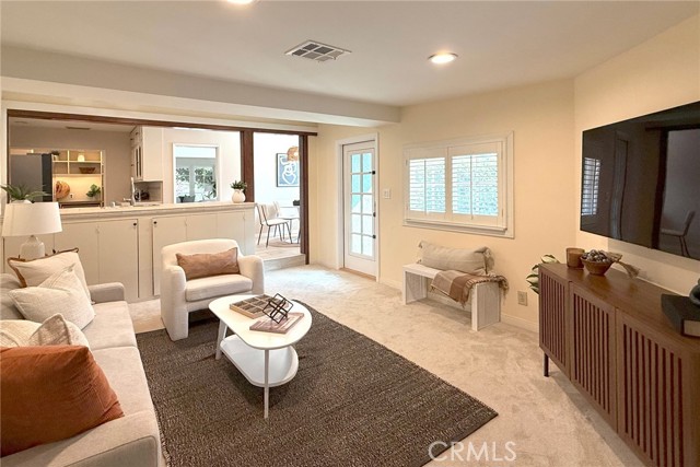 406 University Avenue, Burbank CA: https://media.crmls.org/medias/dd521565-8f17-4ee6-8b16-26b30555da29.jpg
