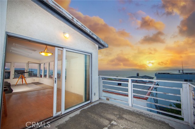 221 33rd Street, Manhattan Beach, California 90266, 3 Bedrooms Bedrooms, ,2 BathroomsBathrooms,Residential,Sold,33rd,NP21258869