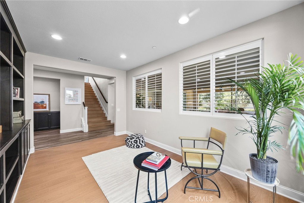 MLS #WS25158608 img 3