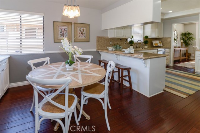 Breakfast counter and nice flow of space