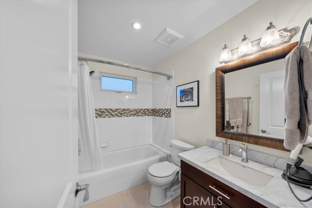 Detail Gallery Image 21 of 27 For 760 Manhattan Beach Blvd #B,  Manhattan Beach,  CA 90266 - 3 Beds | 3 Baths