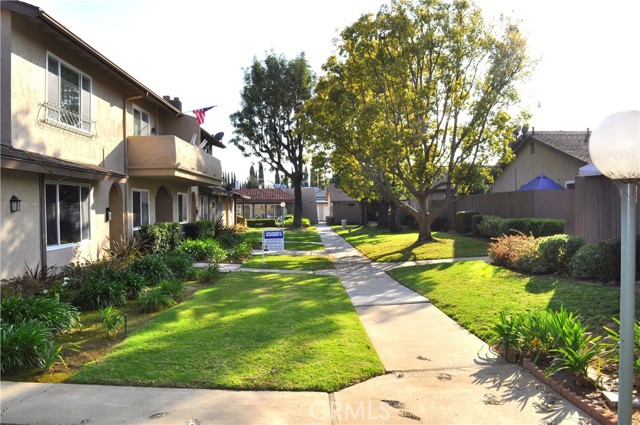 12700 Newport Avenue, Tustin CA: https://media.crmls.org/medias/dd5959af-1dc3-43e6-af09-ea299de9b06f.jpg