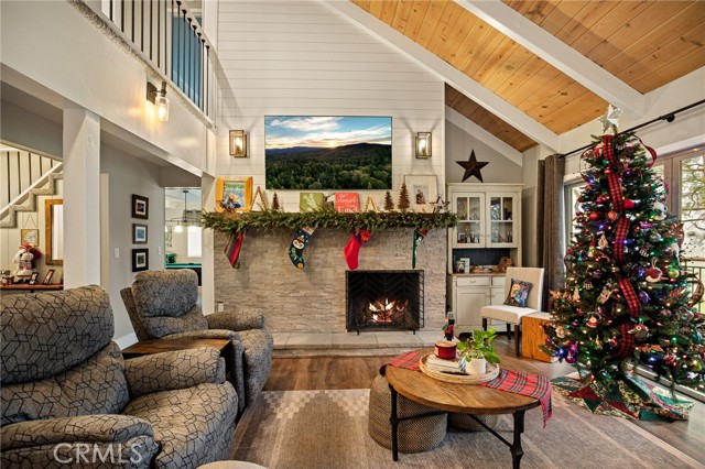 Detail Gallery Image 4 of 39 For 435 Riviera Dr, Lake Arrowhead,  CA 92352 - 3 Beds | 2/1 Baths