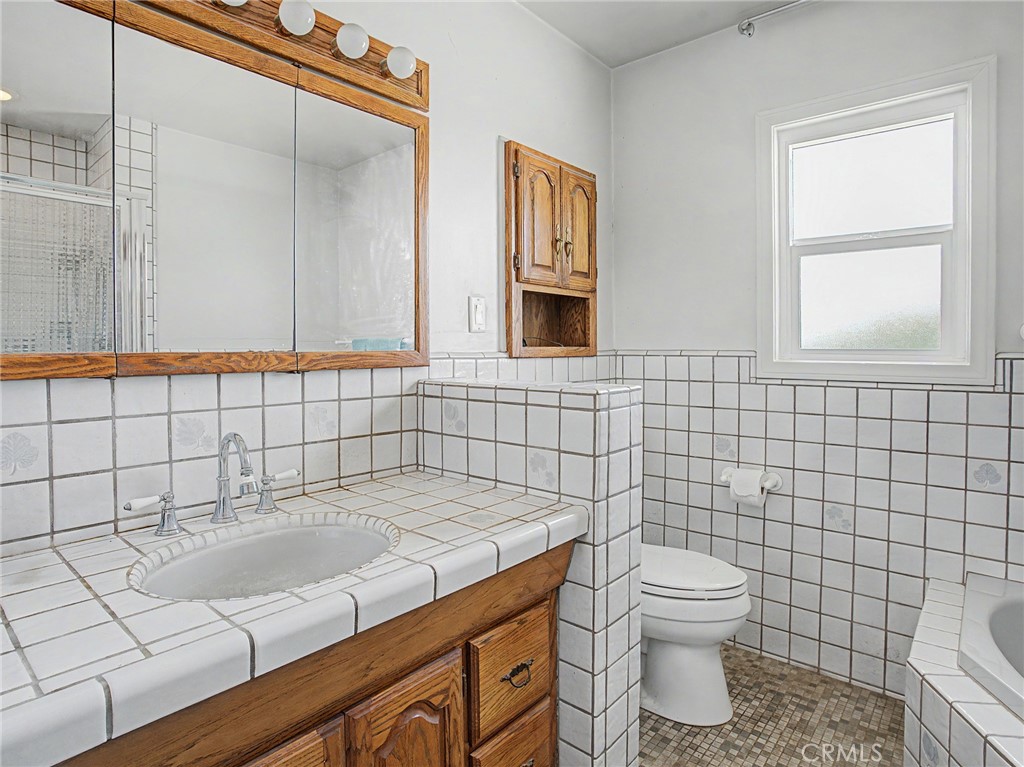 https://media.crmls.org/medias/dd601af0-045a-4002-8c14-3a2d98cfed3e.jpg?preset=X-Large