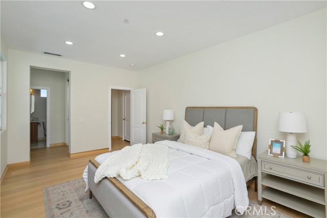 3318 Durham Court, Burbank CA: https://media.crmls.org/medias/dd610f46-0a23-4e12-94aa-d1ecffcc0352.jpg