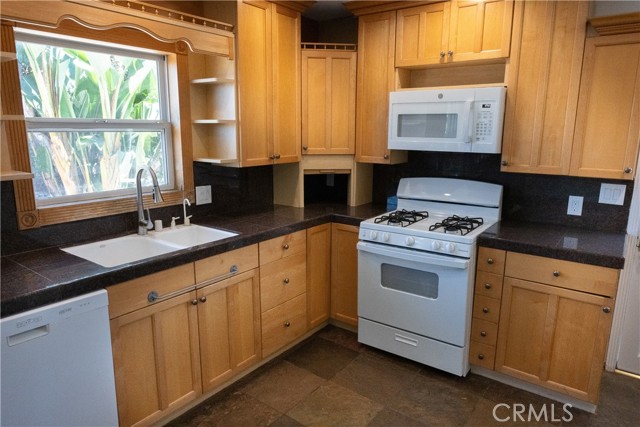 2480 Orange Avenue, Costa Mesa CA: https://media.crmls.org/medias/dd63f6ab-221f-4793-ba4c-5508017e24ac.jpg