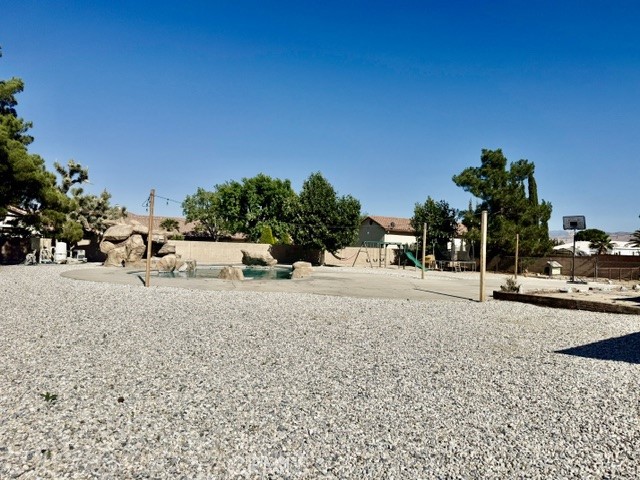 https://media.crmls.org/medias/dd640181-917a-4819-b337-b65187c053dd.jpg?preset=X-Large