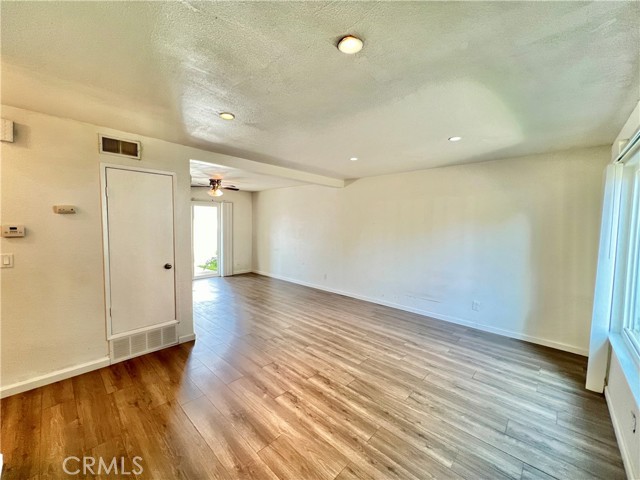 Detail Gallery Image 3 of 22 For 1071 Clark St, Riverside,  CA 92501 - 3 Beds | 2/1 Baths