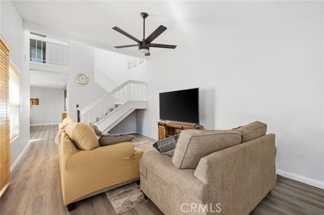 Detail Gallery Image 2 of 19 For 22158 James Alan Cir, Chatsworth,  CA 91311 - 3 Beds | 3 Baths