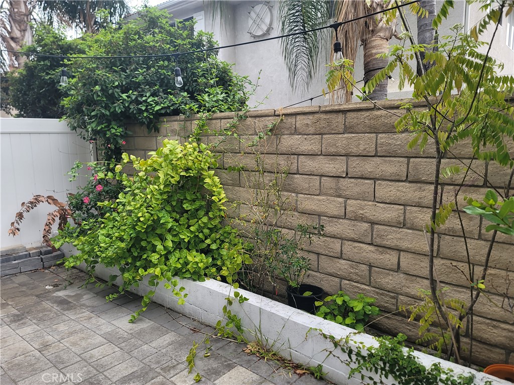 https://media.crmls.org/medias/dd677df3-225d-4df4-94ae-5c1c4e07b076.jpg?preset=X-Large