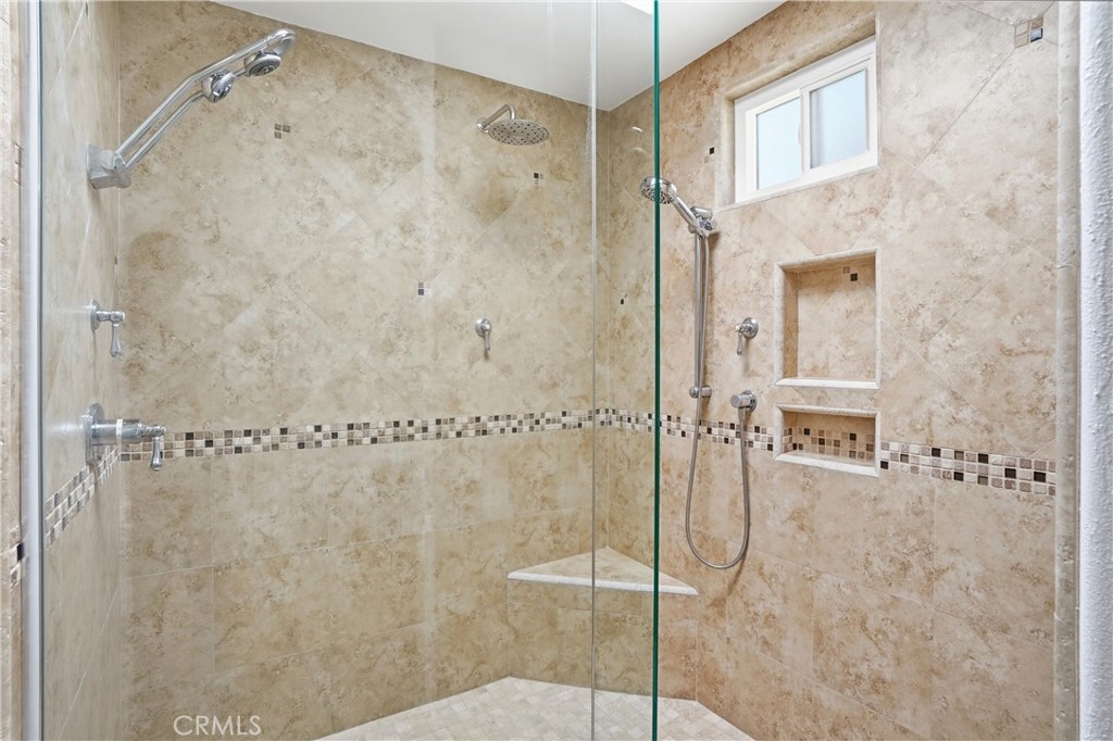 https://media.crmls.org/medias/dd692679-dc26-413b-8005-da2c23b44e41.jpg?preset=X-Large