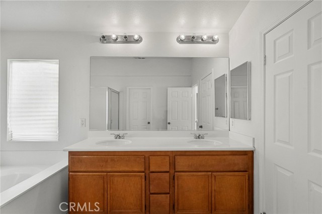 19316 Sidani Lane, Saugus CA: https://media.crmls.org/medias/dd6988b7-4b47-44a3-87f2-15b108b63b28.jpg