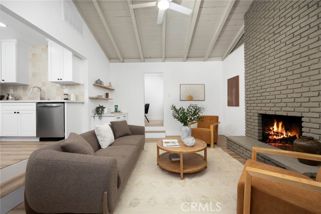 Detail Gallery Image 5 of 14 For 3332 W 134th St, Hawthorne,  CA 90250 - 3 Beds | 2 Baths