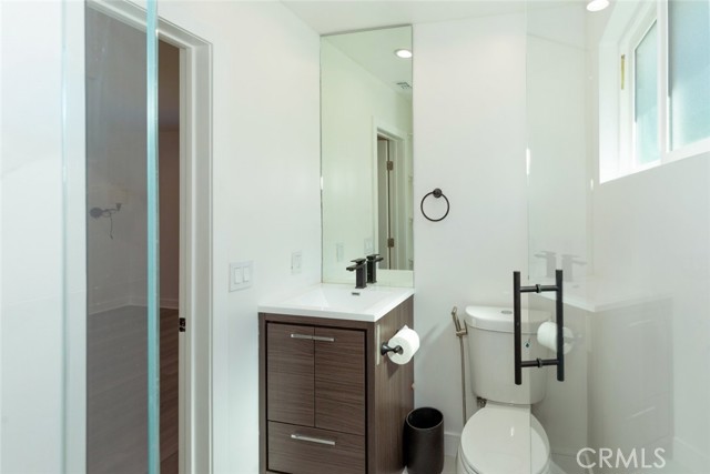Detail Gallery Image 16 of 22 For 12818 Arminta St, North Hollywood,  CA 91605 - 3 Beds | 3 Baths
