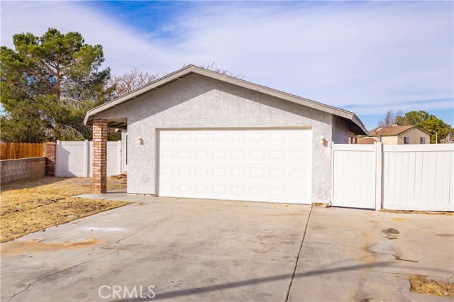 Detail Gallery Image 3 of 32 For 45051 Logue Ct, Lancaster,  CA 93535 - 3 Beds | 2 Baths