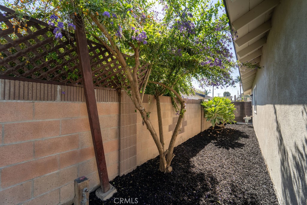 https://media.crmls.org/medias/dd6ff684-1d48-49d6-a05f-01cb551823e0.jpg?preset=X-Large