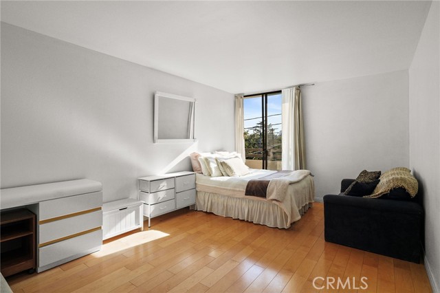 911 N Kings Road, West Hollywood CA: https://media.crmls.org/medias/dd70a42c-3c07-4d48-a2fb-789e4e387f84.jpg
