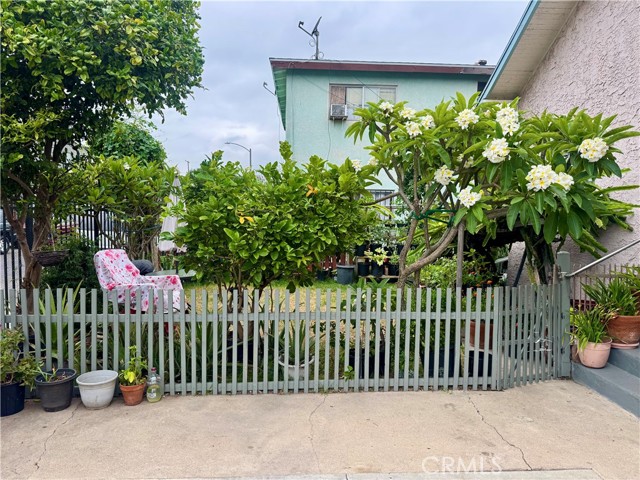 1021 E 12th Street, Long Beach CA: https://media.crmls.org/medias/dd70eef0-fbd9-489c-83e8-620d91bf2faa.jpg