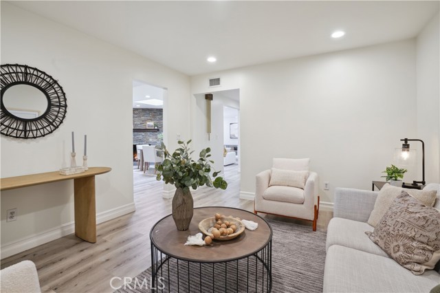 13811 Palace Way, Tustin CA: https://media.crmls.org/medias/dd70f088-0d1c-44a1-8633-3352e7171fcf.jpg