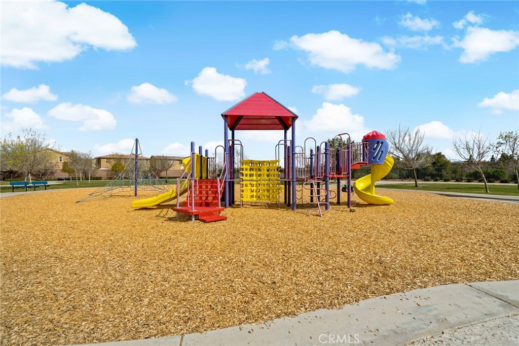 https://media.crmls.org/medias/dd722055-65b3-4a87-857e-3676128c8c13.jpg?preset=X-Large