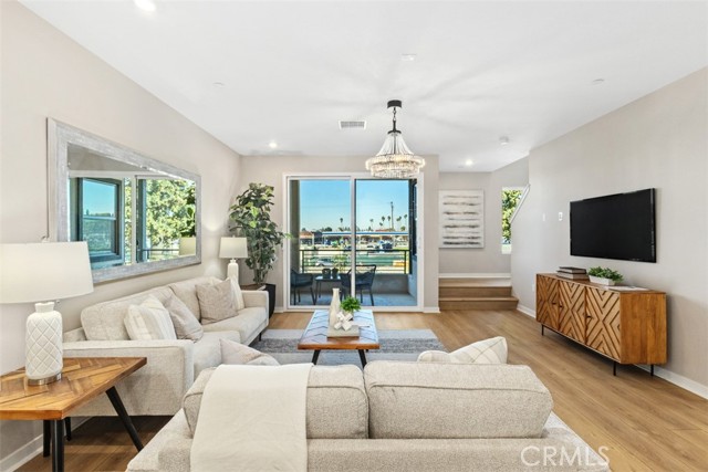 Detail Gallery Image 9 of 31 For 109 S Laxore St #303,  Anaheim,  CA 92804 - 4 Beds | 3/1 Baths