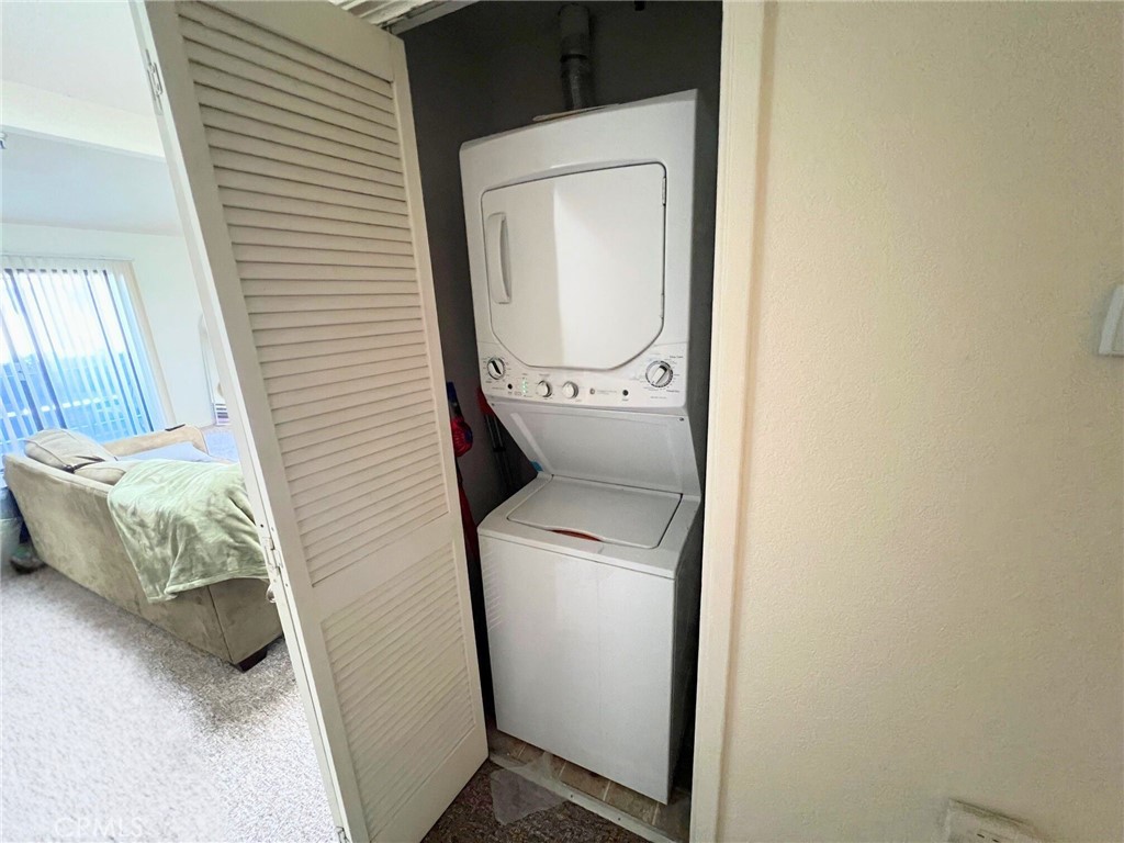 https://media.crmls.org/medias/dd782bf3-23e8-46e8-8f2c-0df95342ed6c.jpg?preset=X-Large