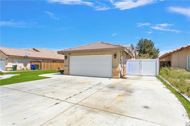 Detail Gallery Image 2 of 33 For 18563 Laurie Ln, Adelanto,  CA 92301 - 4 Beds | 2 Baths