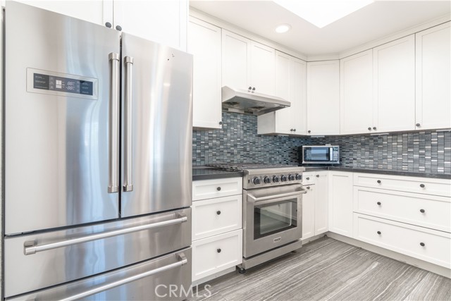 Detail Gallery Image 3 of 42 For 240 Nice #302,  Newport Beach,  CA 92663 - 2 Beds | 1/1 Baths