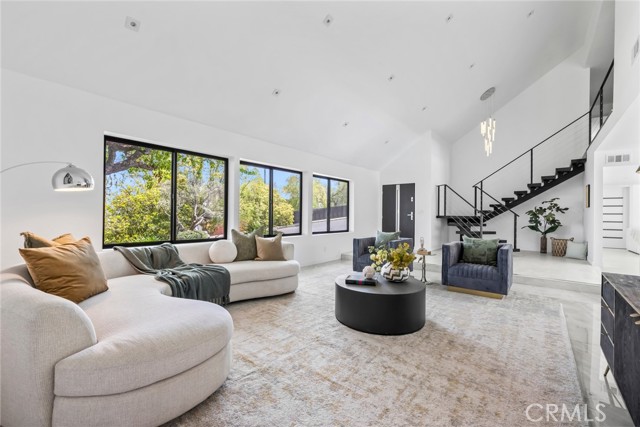 Detail Gallery Image 2 of 35 For 20101 Greenbriar Dr, Tarzana,  CA 91356 - 5 Beds | 4 Baths