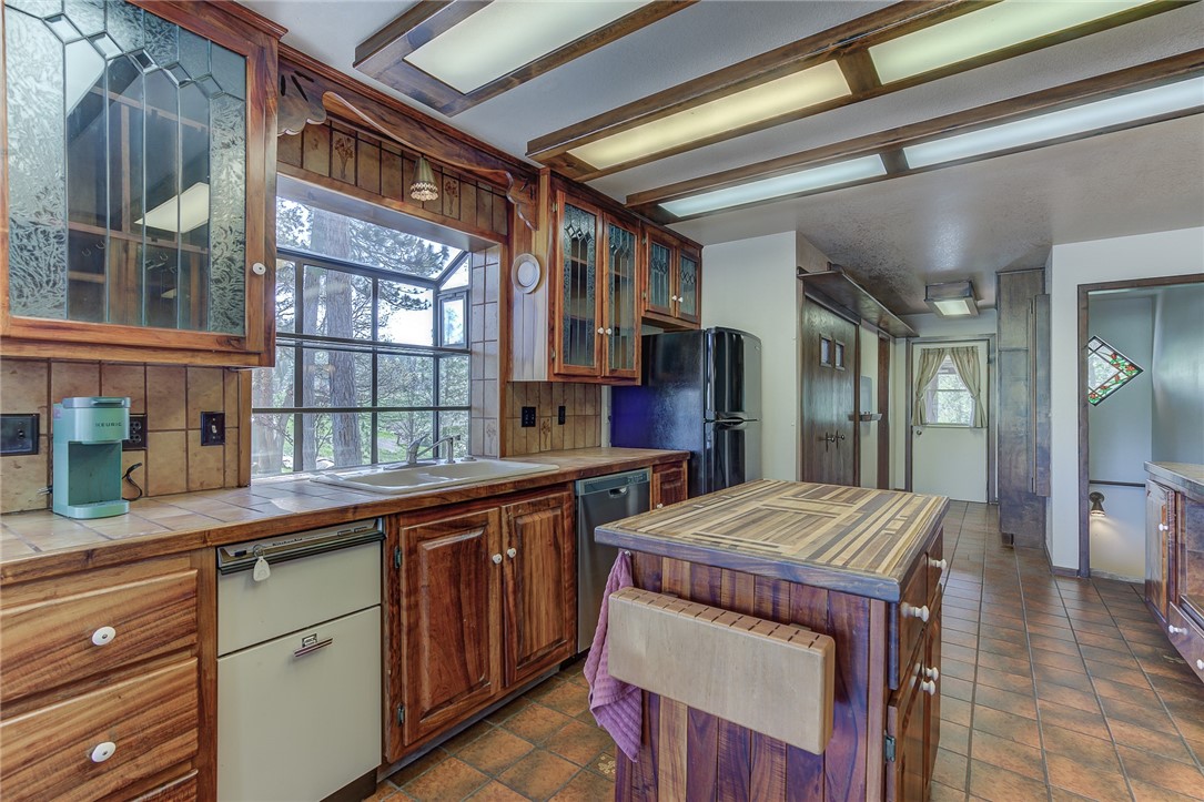 Detail Gallery Image 25 of 73 For 9809 N. Old Stage Road, Weed,  CA 96094 - 4 Beds | 3/1 Baths
