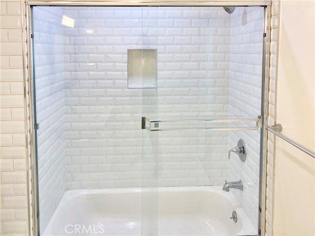 Detail Gallery Image 34 of 38 For 7327 Kester Ave #3,  Van Nuys,  CA 91405 - 4 Beds | 3/1 Baths