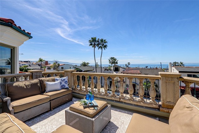 2044 Manhattan, Hermosa Beach, California 90254, 3 Bedrooms Bedrooms, ,3 BathroomsBathrooms,Residential,For Sale,Manhattan,SB26053426