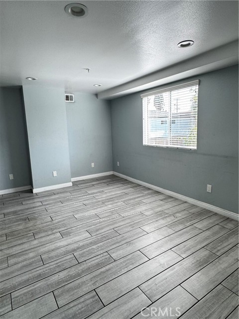 Detail Gallery Image 3 of 9 For 433 1/2 E 30th, Los Angeles,  CA 90011 - 3 Beds | 3 Baths