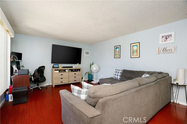 4220 W 165th Street, Lawndale CA: https://media.crmls.org/medias/dd95d37b-a223-40ae-884a-08059a81f902.jpg