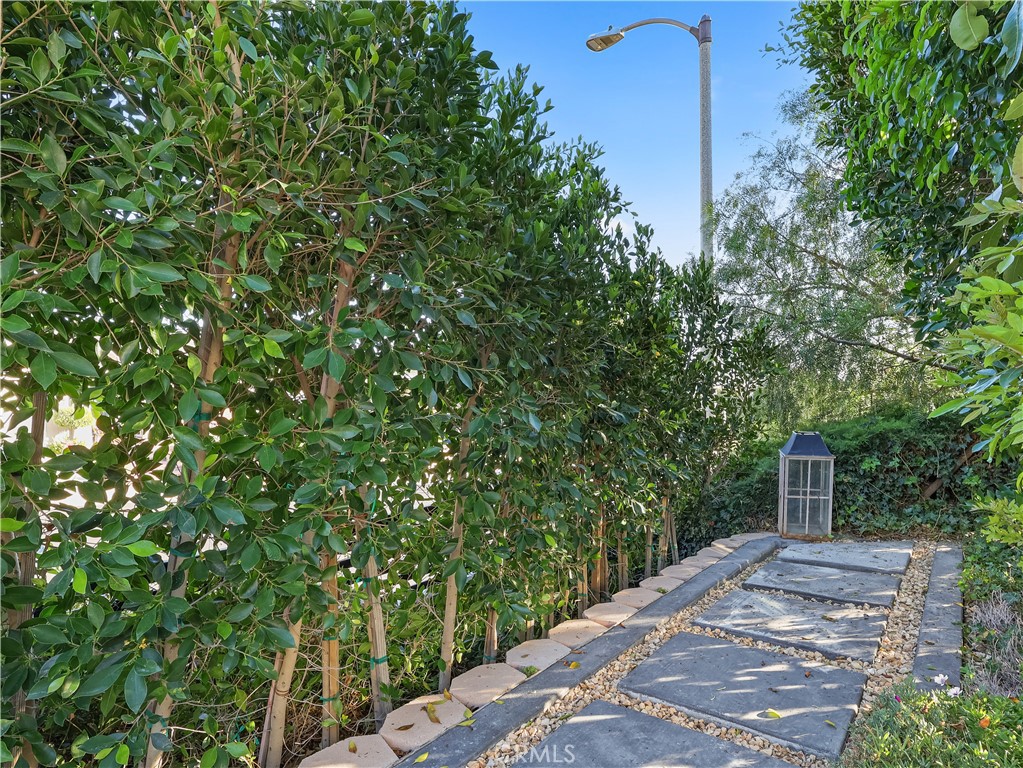https://media.crmls.org/medias/dd98d738-2d06-46d9-9a1e-eb05d0681f7b.jpg?preset=X-Large