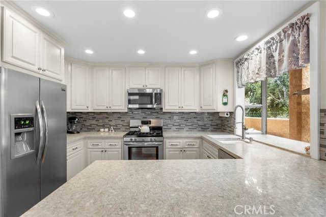 Detail Gallery Image 8 of 32 For 24013 Arroyo Park #42,  Valencia,  CA 91355 - 2 Beds | 2 Baths