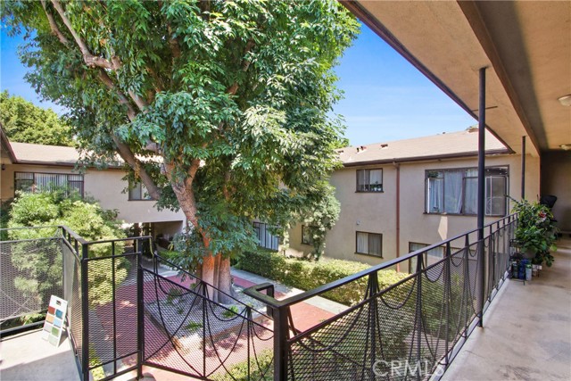 1118 S Fairfax Avenue, Los Angeles CA: https://media.crmls.org/medias/dd9a4c16-1299-44b5-9ef5-fb5d1b7a05c3.jpg