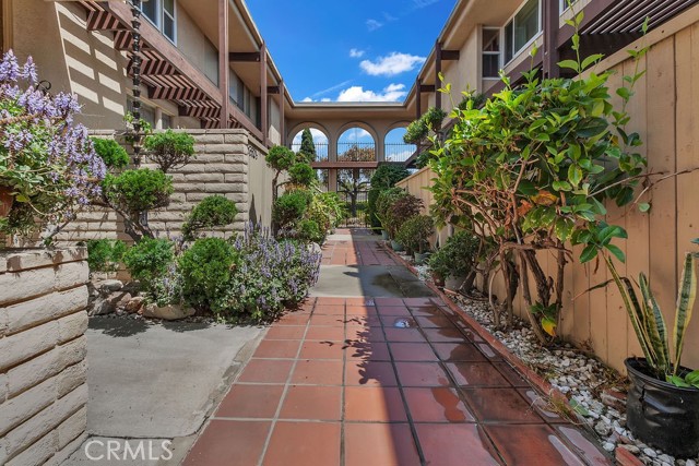 Detail Gallery Image 2 of 28 For 5348 Fairview Bld #3,  Ladera Heights,  CA 90056 - 2 Beds | 2/1 Baths